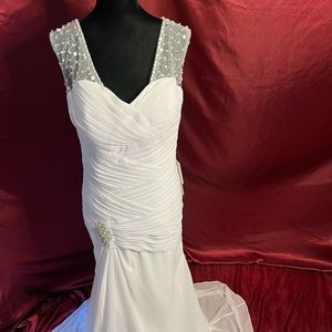 43.

Oyisha Fashon Classic - Wedding dress
White XL Size 16 - Like New with tags